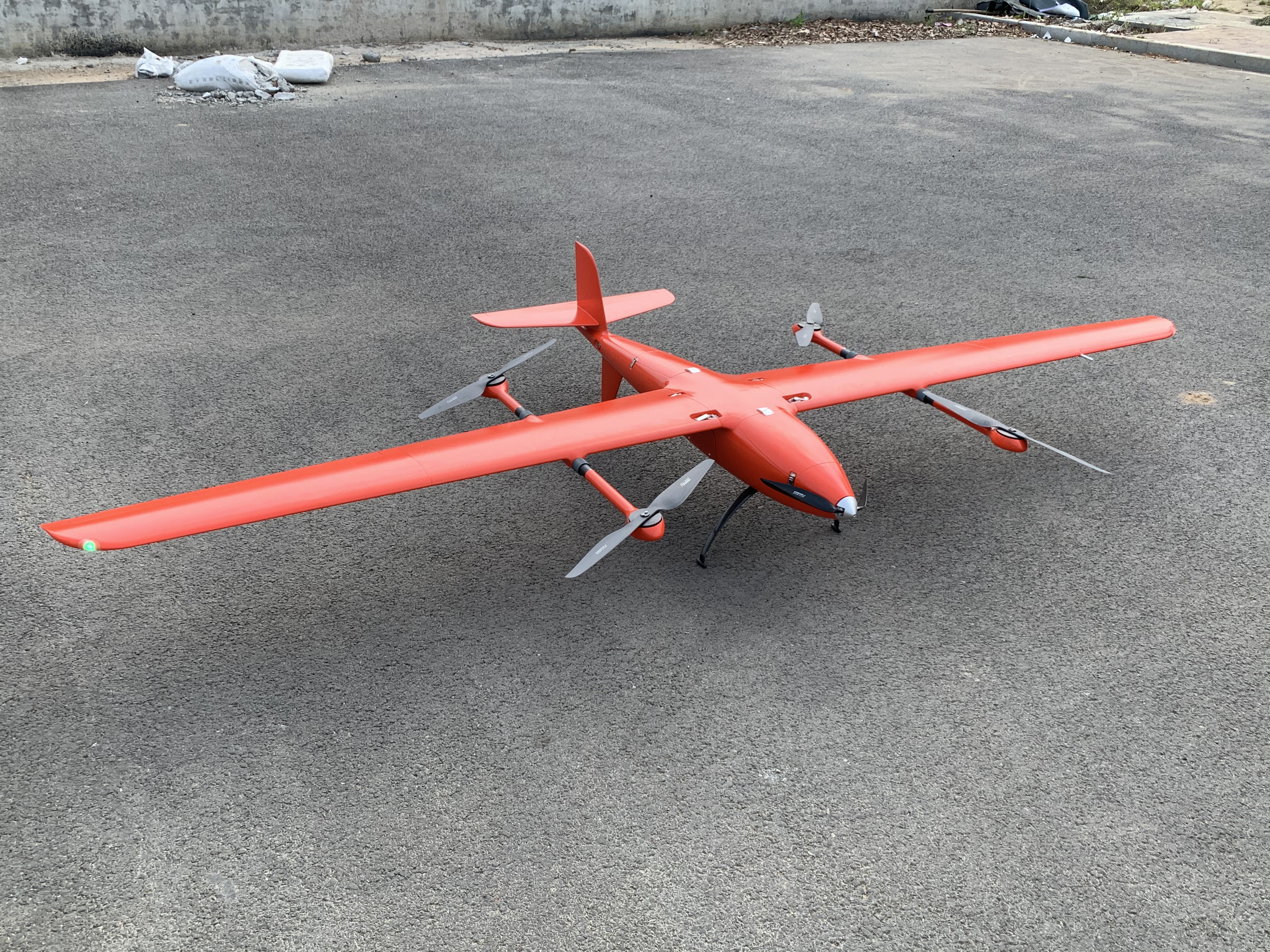 大飛機航攝(左)<a href='http://m.szwxled.cn/typearticle/330-1.html' target='_blank' title='無人機航攝'><strong>無人機航攝</strong></a>(右)
